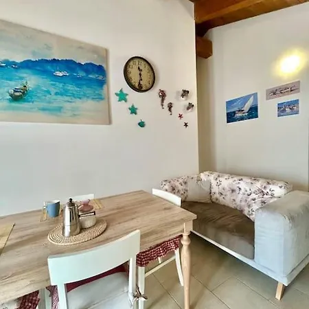 Nura's - Casa Le Ginestre Apartment *